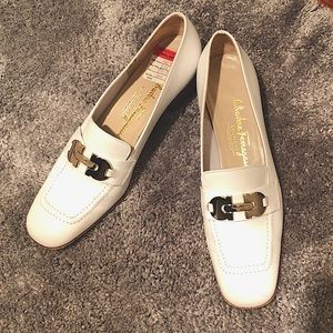 Salvatore Ferragamo White Flats, 7 1/2 AA, Gancini